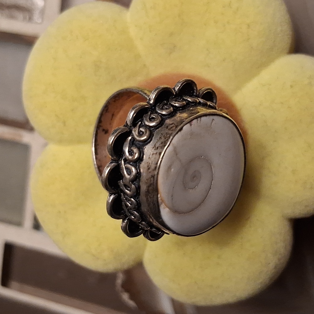 Vintage Elegant White Shell Ring - Picture 7 of 7
